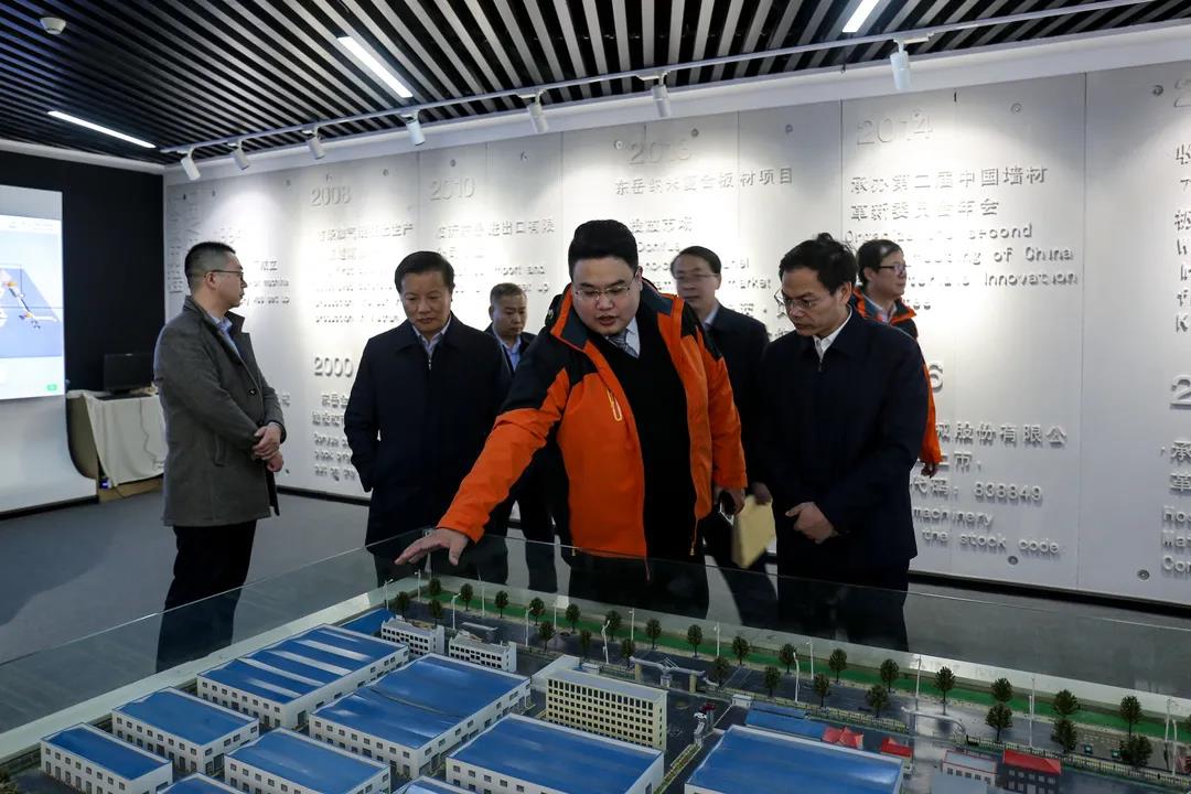 沂南縣縣委侯占夫書(shū)記一行蒞臨東岳機械調研工作 沂南縣縣委侯占夫書(shū)記一行蒞臨東岳機械調研工作